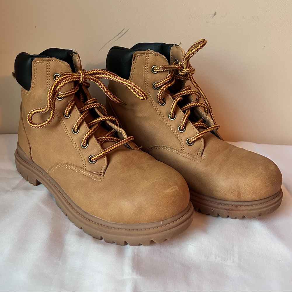 Wonder Nation Tan and Black Boots
